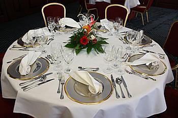Events Last Minute - Gedeckter Tisch im Tagungszentrum des Ostseehotels