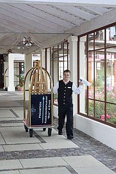 Hotel Reservierung - Das Servicepersonal des Ostseehotels sorgt für einen angenehmen Aufenthalt