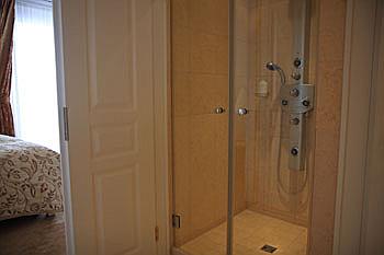Kongresshotels - Luxuriöse Dusche im Zimmer des Kongresshotels