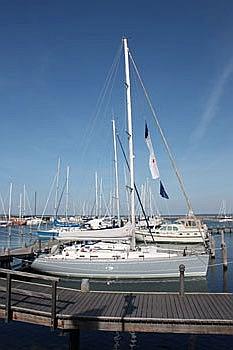 Mitsegeln - Segelboote im Yachthafen des Ostseehotels