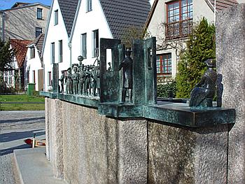 Ostseebad - Figuren in Warnemünde an der Ostsee