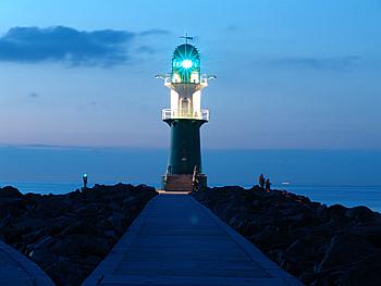 Reise buchen - Ostsee Leuchtturm bei Nacht 