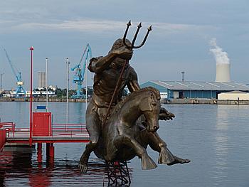 Rostock Urlaub - Ostsee Hafen Statue