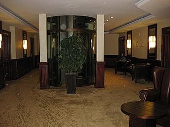 Sterne Hotel - Flur mit Fahrstuhl im Hauptgebäude Yachthafenresidenz
