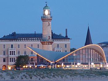 Warnemünde - Ostsee Signalfeuer zur blauen Stunde