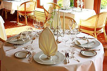 Warnemünde Gourmetrestaurant - Eleganter Tisch im Gourmetrestaurant