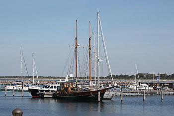 Warnemünde Mitsegeln - Traditionsreiches Segelschiff im Hafen